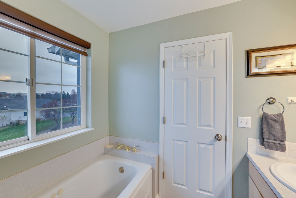 6 Mi to Dtwn Lewiston: Quiet Home w/ Views