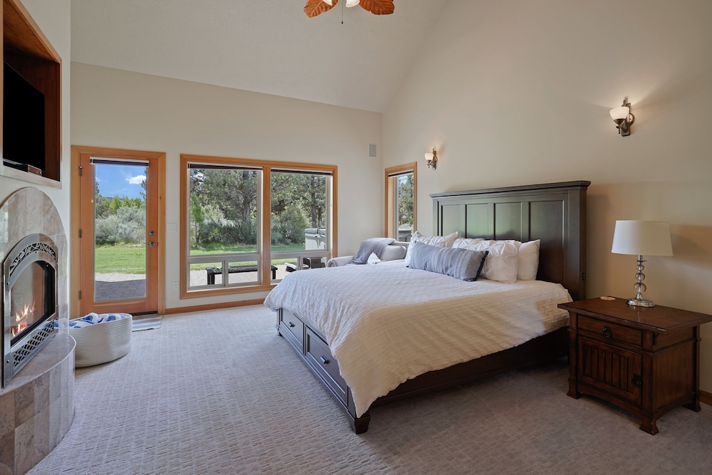 Family-Friendly Dara Oaks Home with Private Hot Tub and BBQ on the Deck by RedAwning
