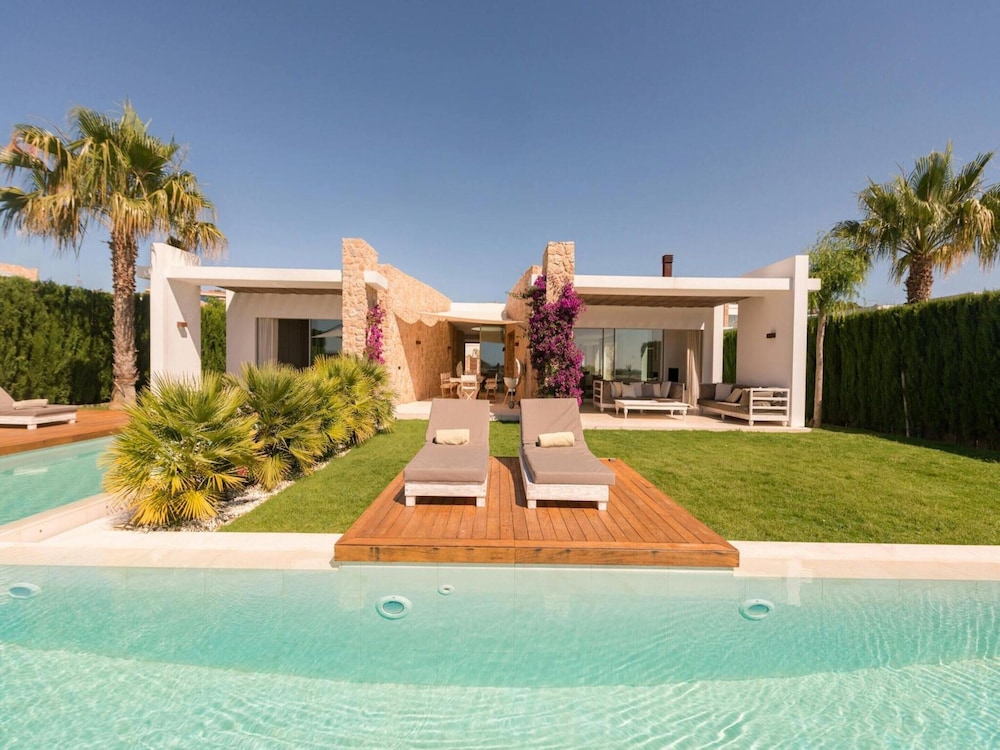 Stunning Villa With Modern Appliances