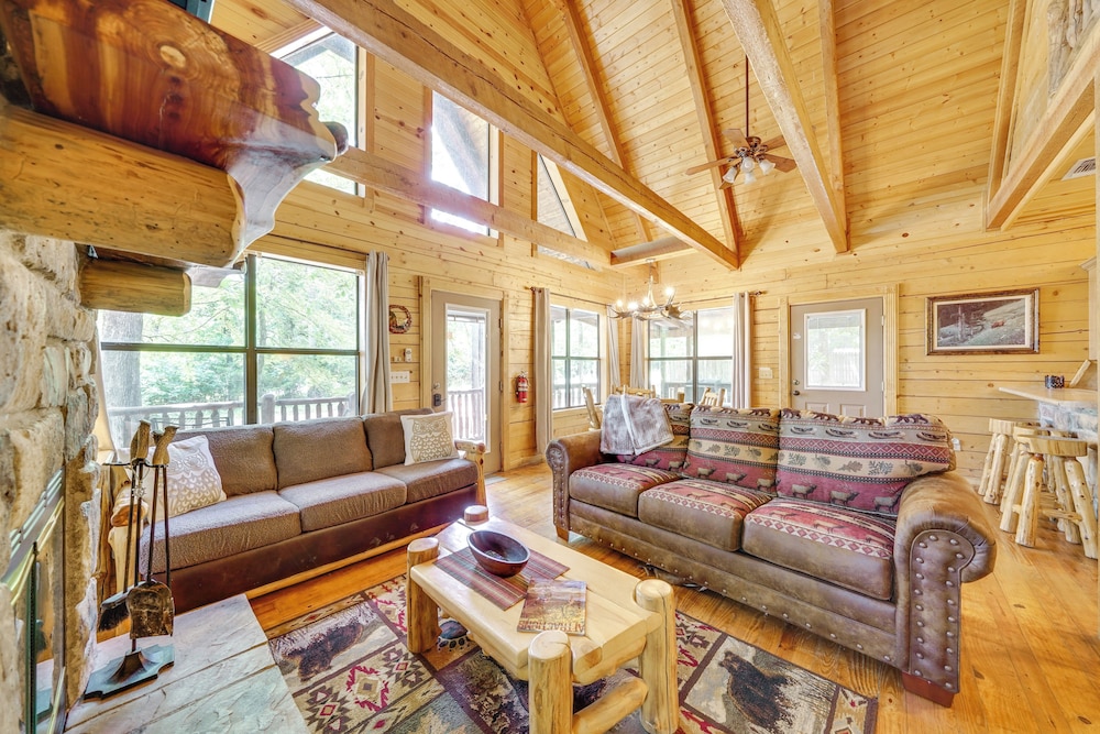 3 Mi to State Park & Lake: Broken Bow Cabin!