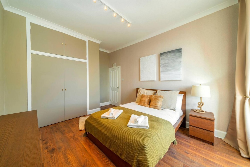 One Shore - Stylish Town House view 5