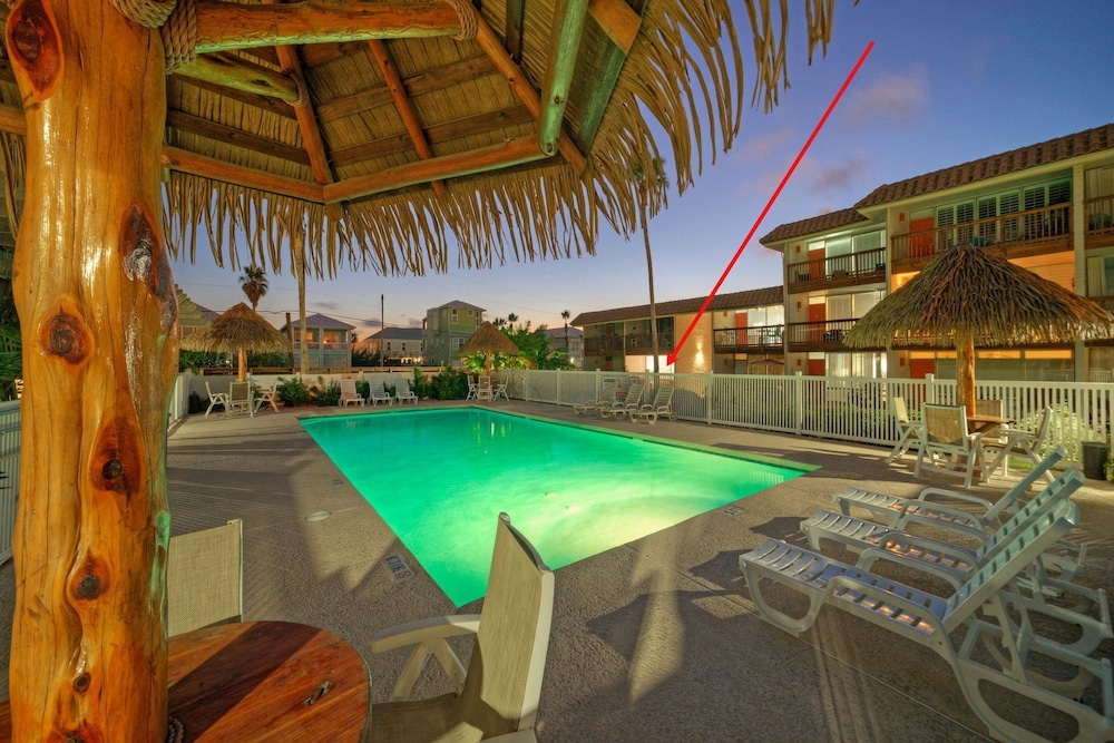 Tropical Haven by Avantstay 4min Walk to Beach Pool Remodeled Interior