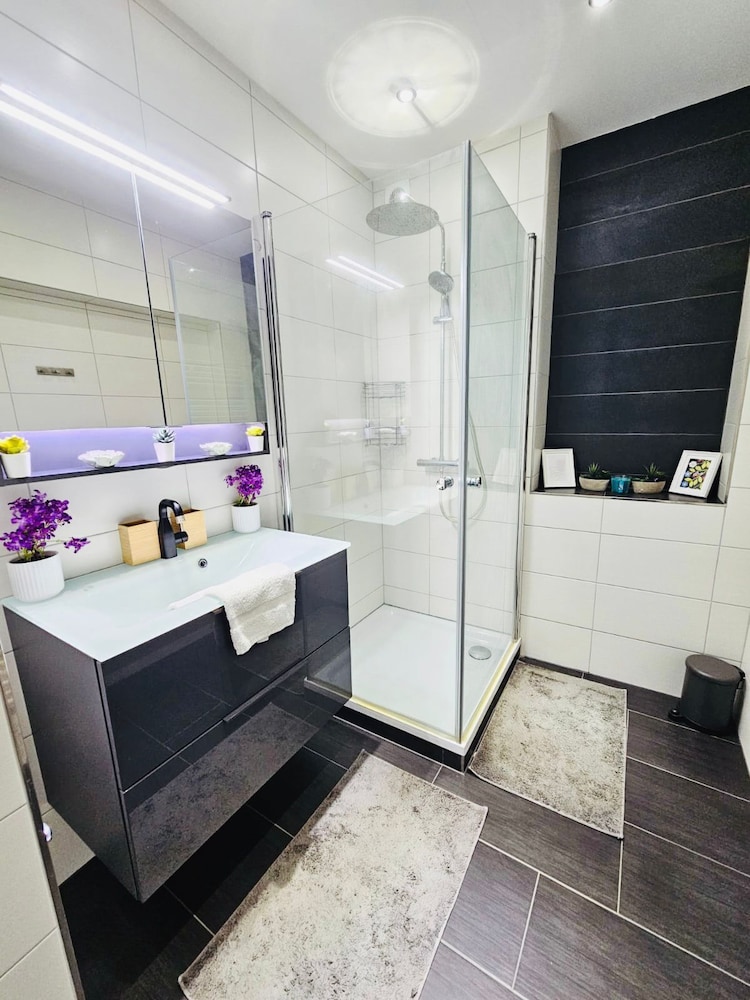 Chic Urban Stay 2BR with parking