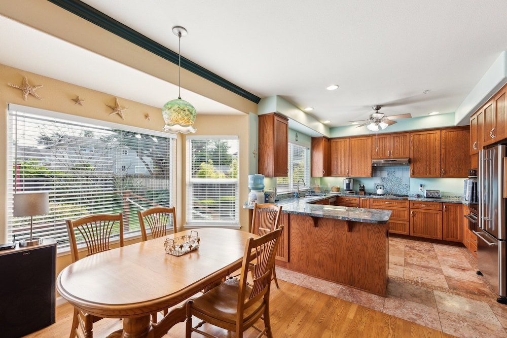 Coastal Getaway 5 Bedroom Home