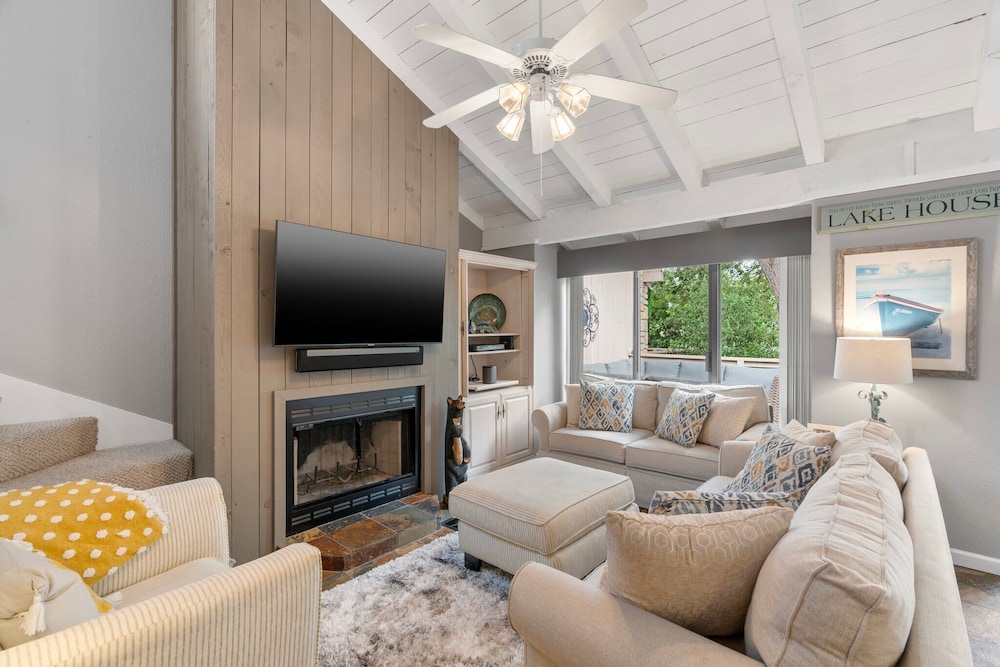 Lakeside Condo Retreat in Horseshoe Bay
