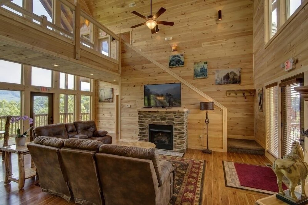 Bare Fu't Chateau - 4 Bedrooms, 4 Baths, Sleeps 14 Home by RedAwning