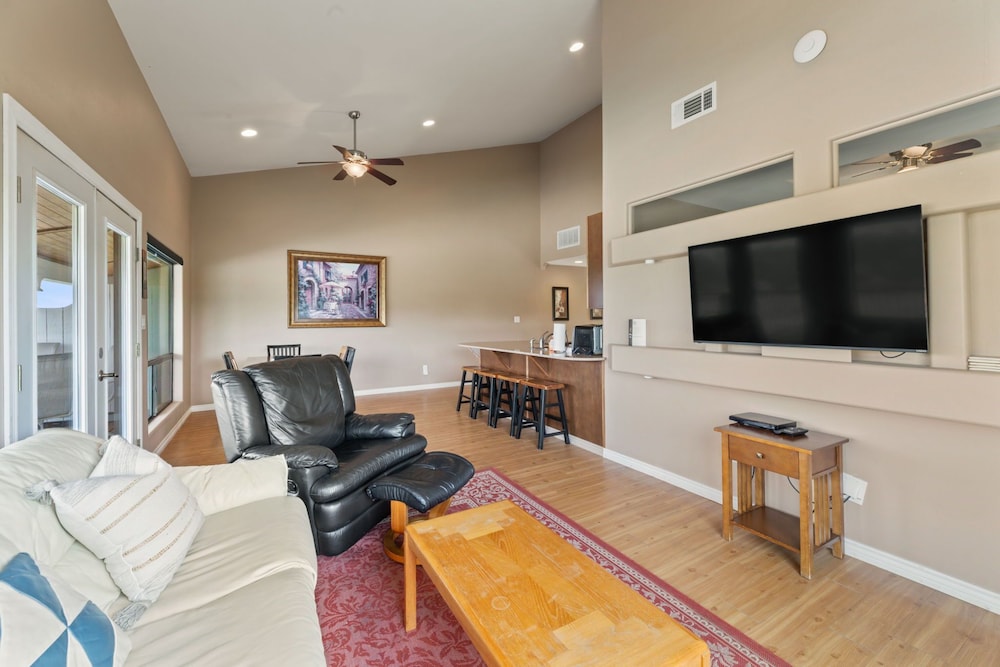 Shiraz Haus - Unit B