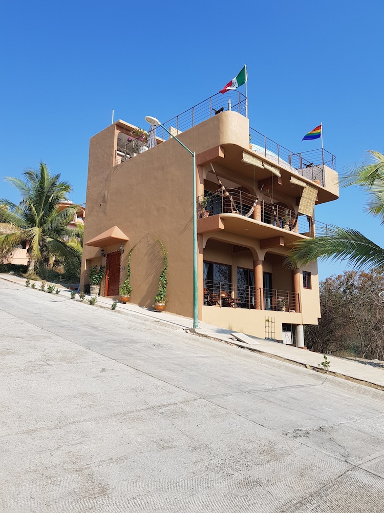 Hotel Casa Arcoiris Zihuatanejo - Image 1