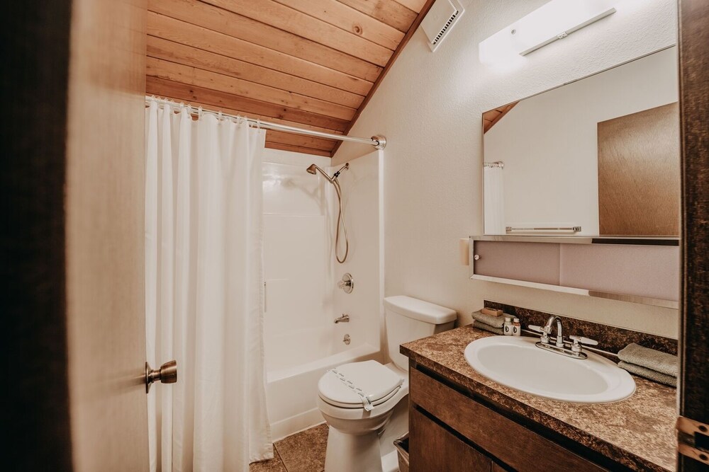 35sl - Air Conditioning - Pets Ok - Fireplace - Sleeps 6 3 Bedroom Home by RedAwning