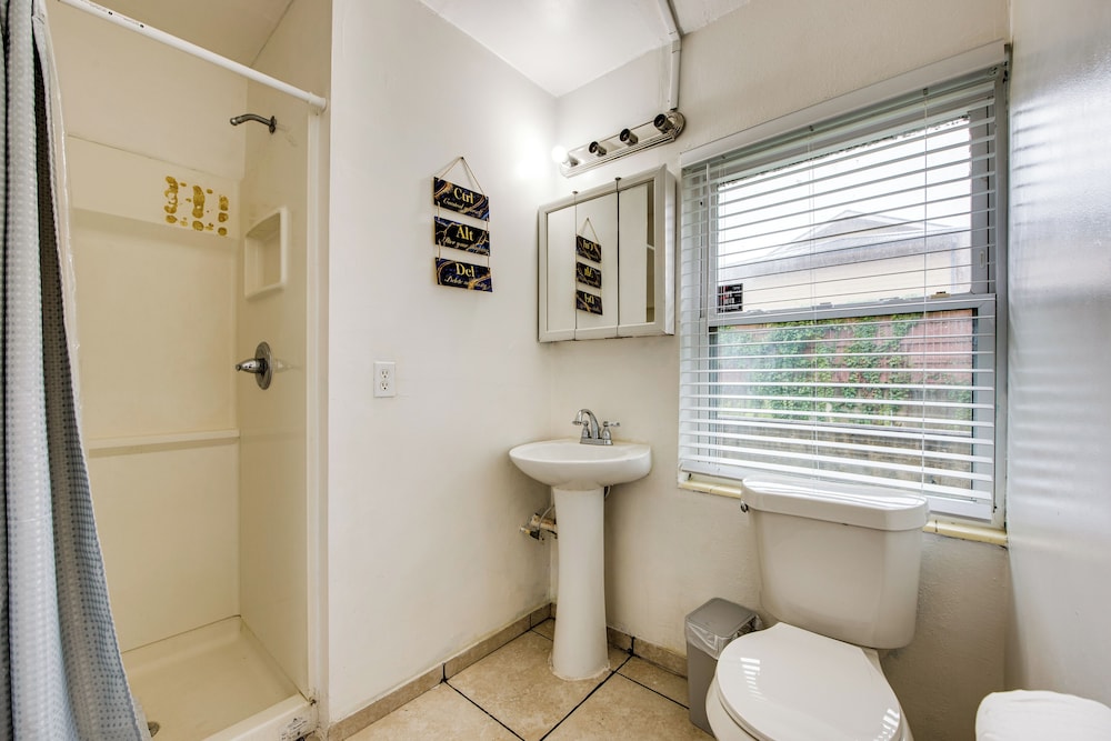 Walkable to FSU Campus: Cozy Retreat w/ Deck!