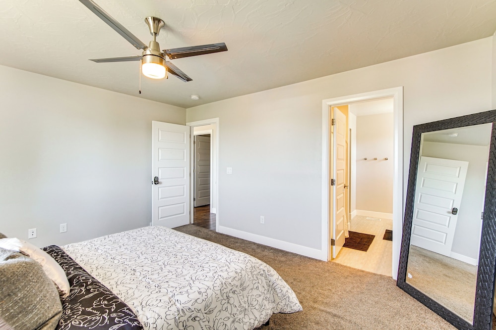 Panoramic Views: Spacious Home in Cedar City!