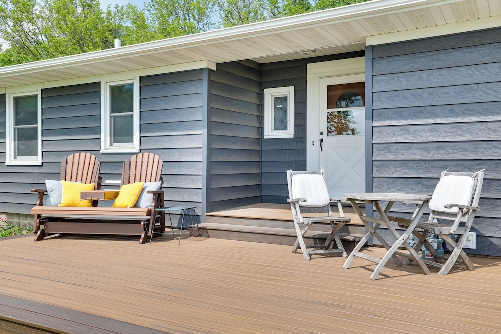 3 Mi to Lake Onalaska: Quaint Home w/ Prairie View