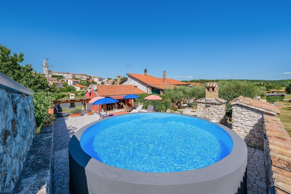 Nice Apartment With Pool