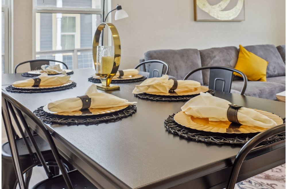 Skyline Retreat 3br-3ba w Stunning Views Near DT