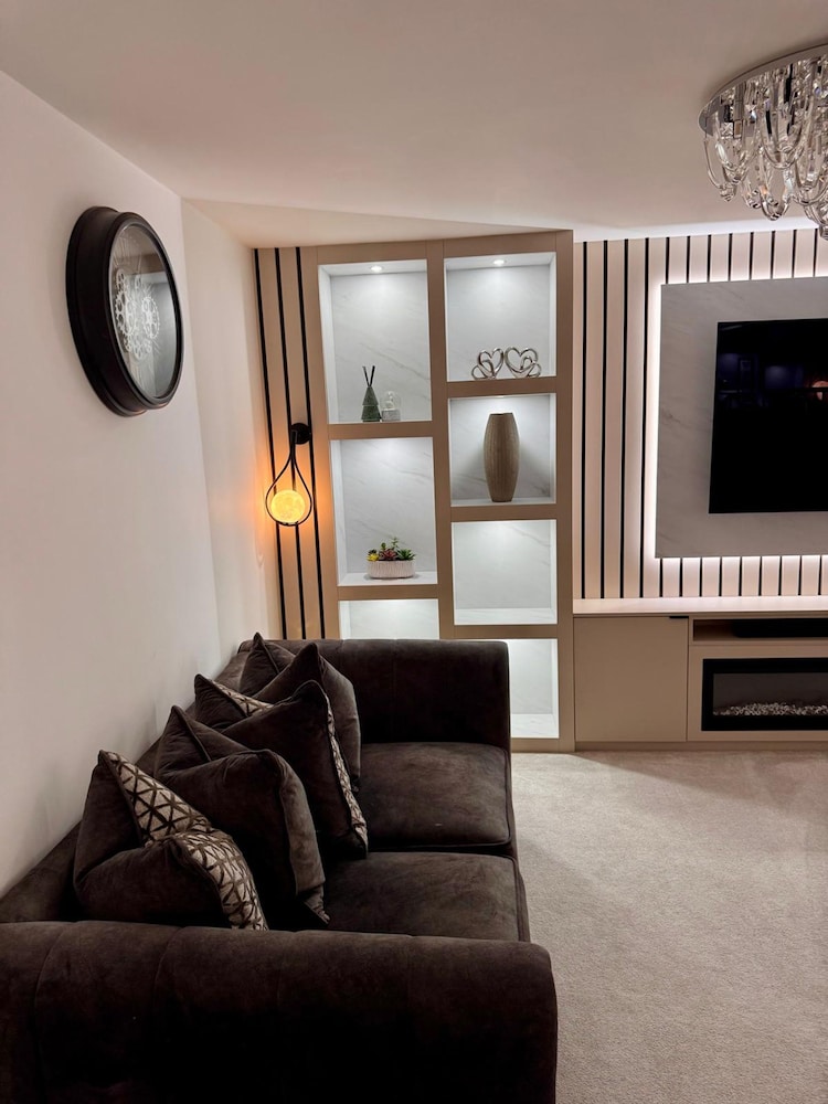 Luxurious Majestic 4 Bedroom- Free Parking