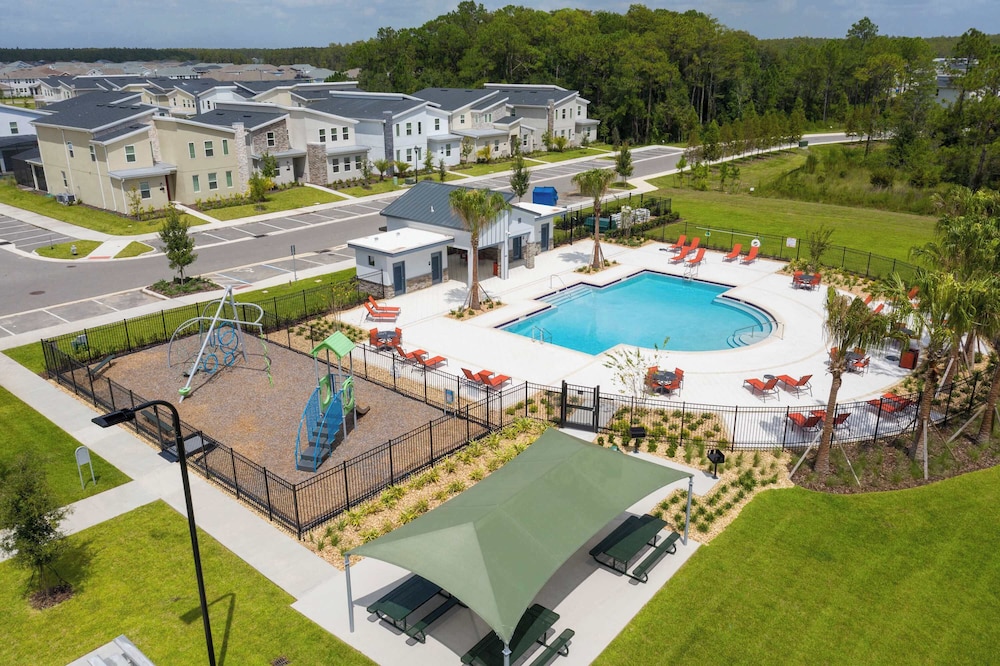 Stunning Game Room & Pool Jacuzzi Storey Lake 2799