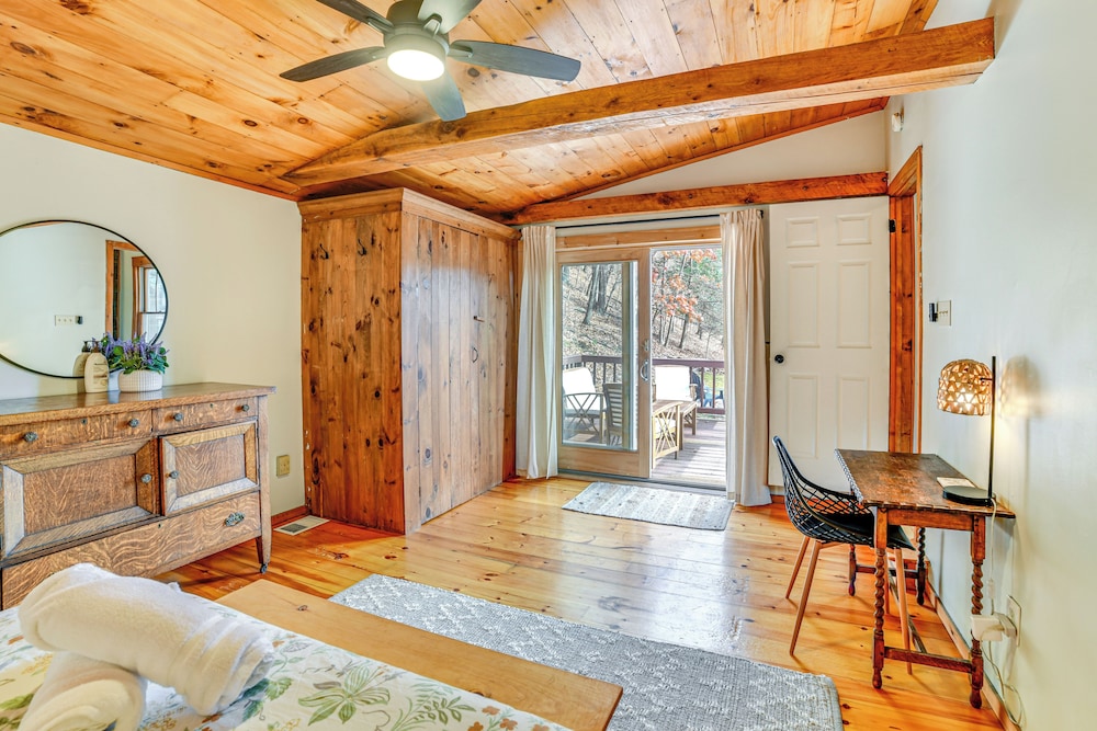 Cozy Cottage Near Hiking & Skiing!