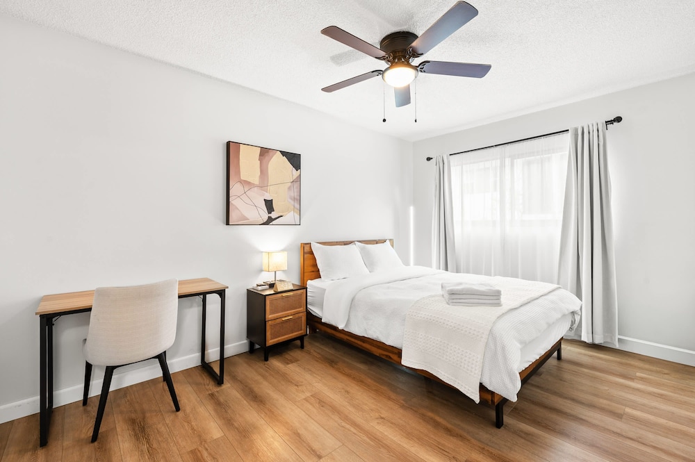 Modern Cozy Retreat Stylish Stay With Patio Parking