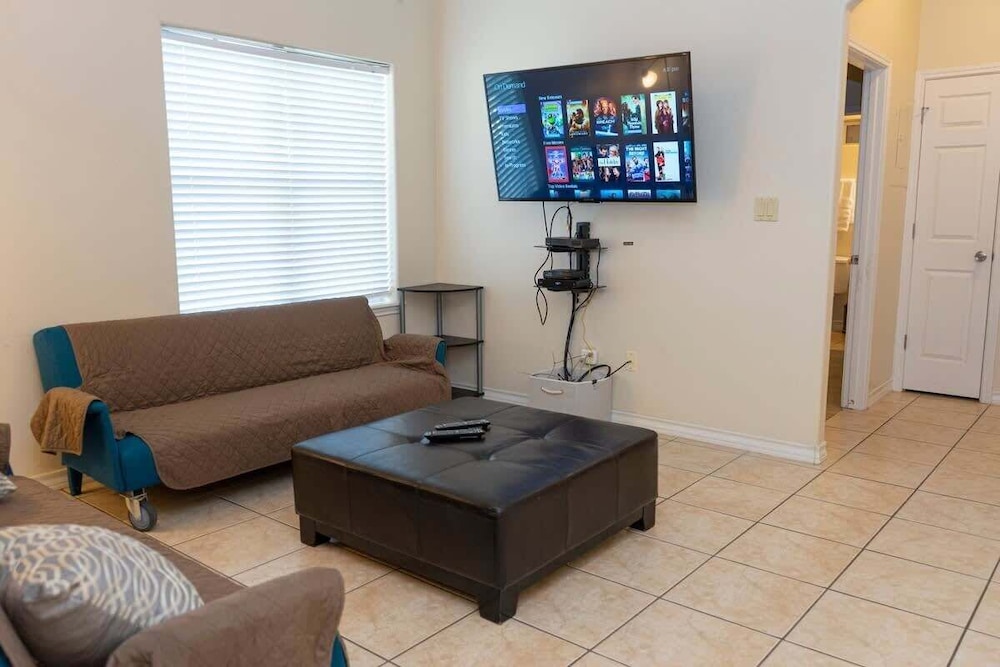 Open & Modern Pool #b Walk To Beach 2 Bedroom Condo