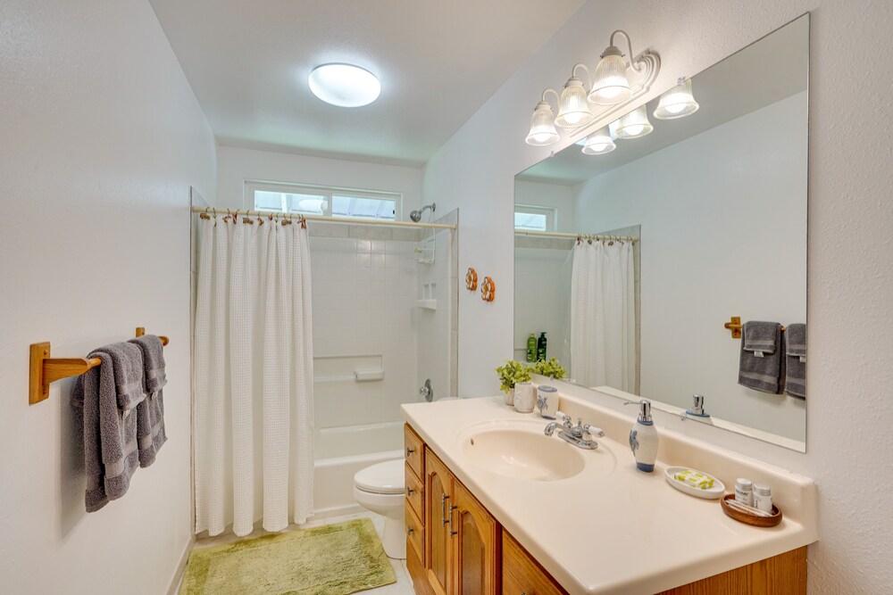 Captain Cook Home on Quiet 3 Acres w/ Fruit Trees