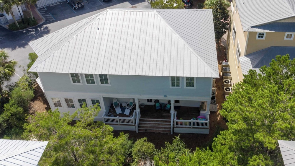 Dunn Inn 2 by Avantstay Walk to Beach, Pool Access, Sleeps 17!