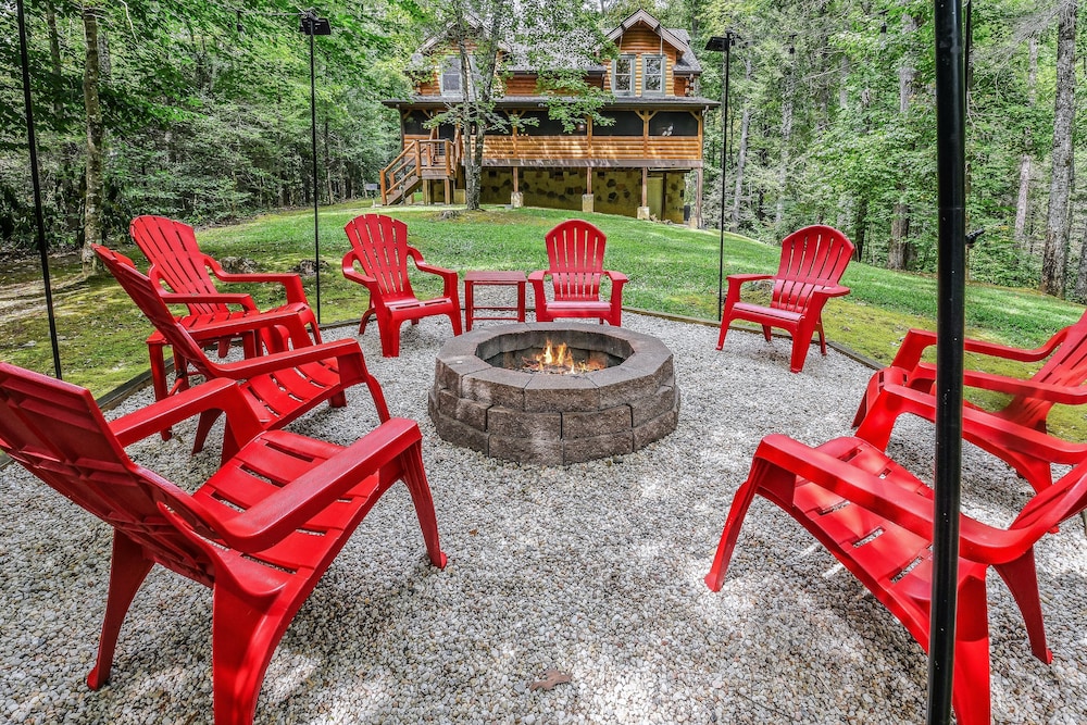 A Mountain Spirit 3 Bedroom Cabin by RedAwning