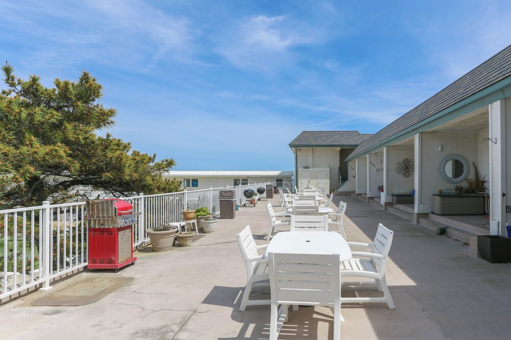 Exclusive Beach Access: VA Beach Studio Condo!