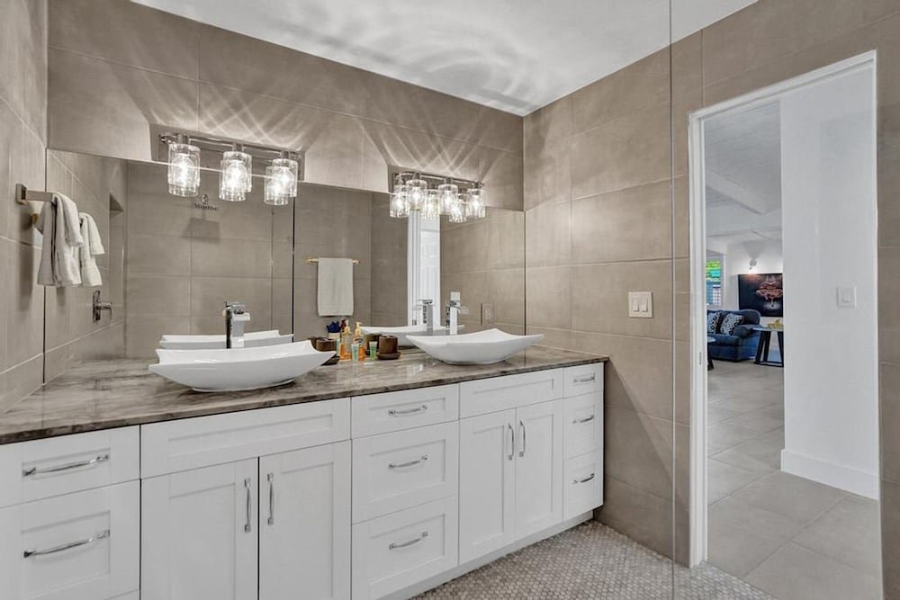 New Pool House 3-bedroom Home Victoria Park
