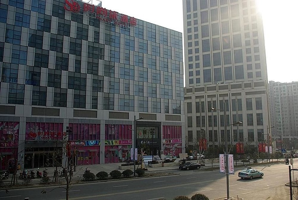 Metropolo Zhenjiang Railway Station Wanda Square