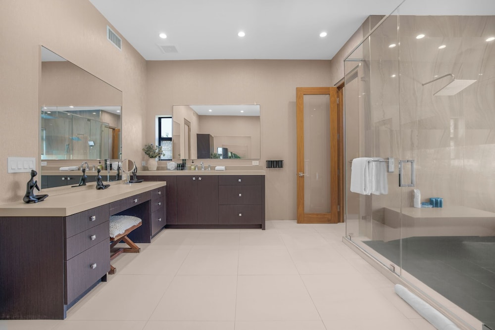 Louise Modern - Luxury Smart Estate in Encino w/ Pool, Gym & Spa