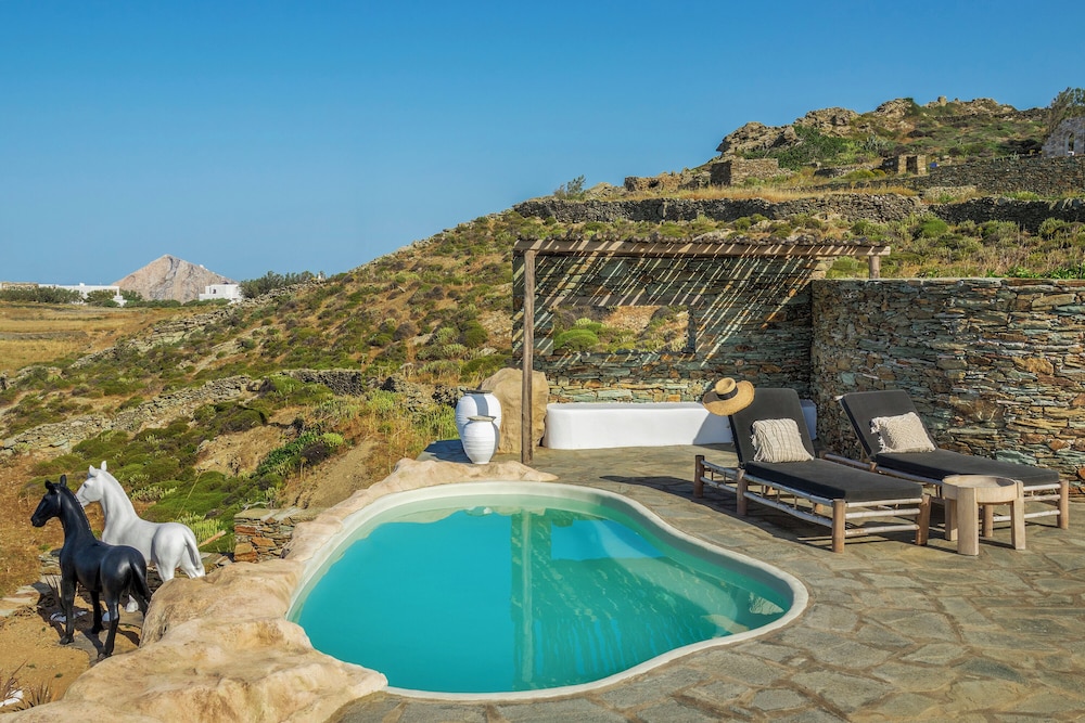 Makarias Traditional Luxury Villas