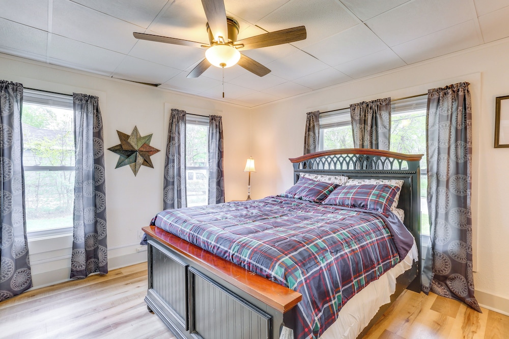 Half-mi to Dtwn Lufkin: Charming & Spacious Home!