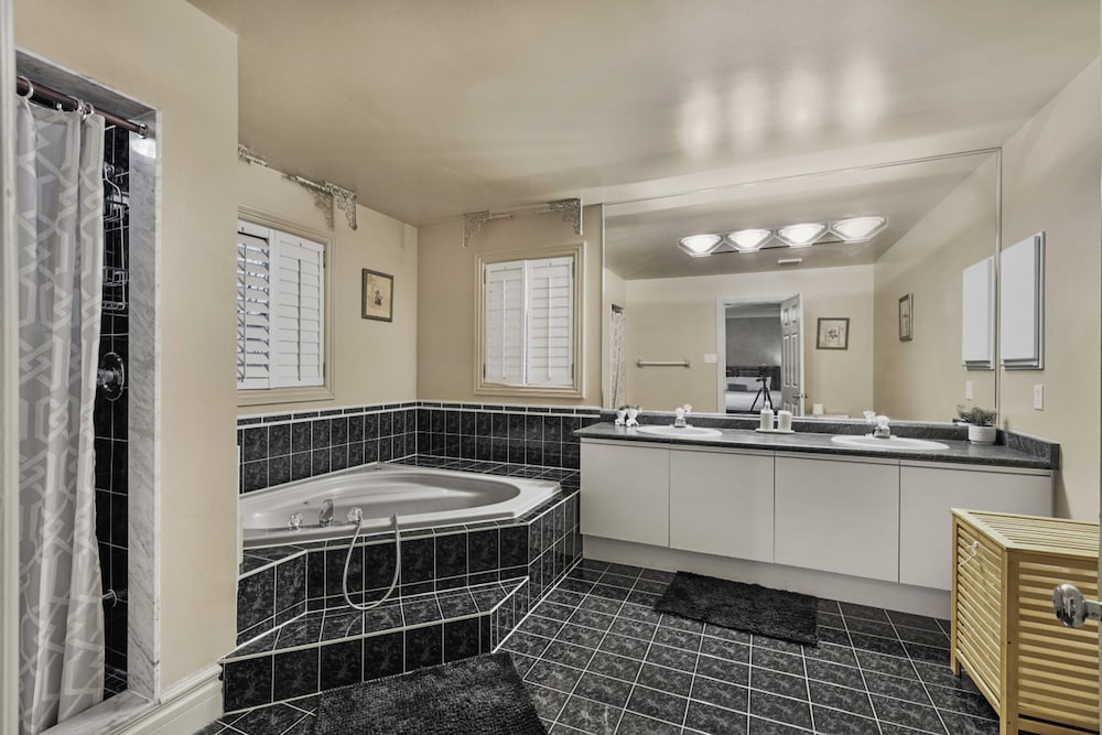 Mississauga Retreat Your Spacious 5-bedroom Home