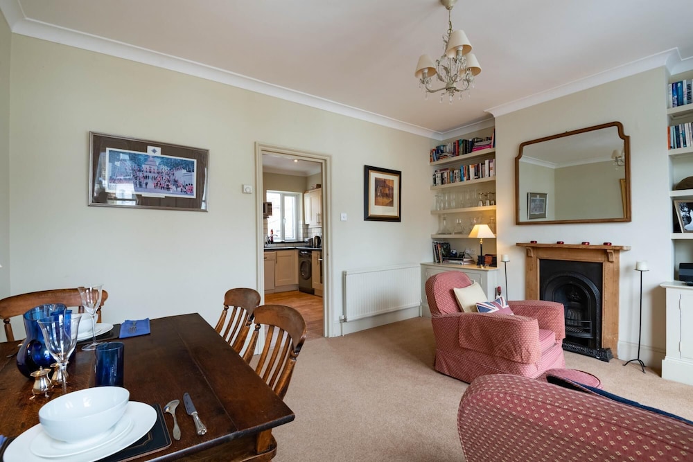Traditional Fulham Home Close to the River Thames