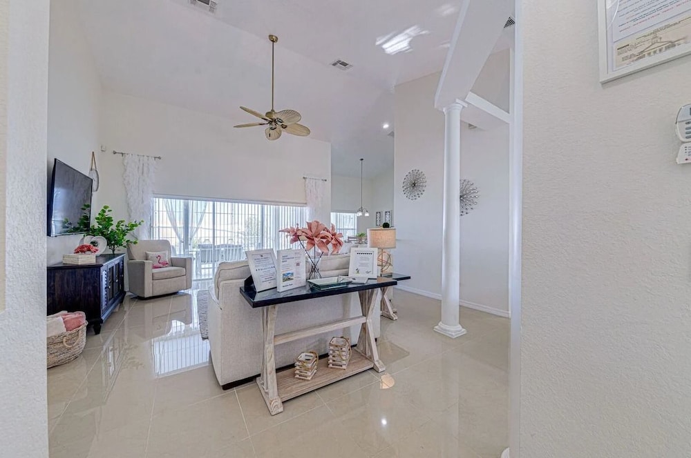 Elegant 4Br Retreat W/ Stylish Interior & Kitchen