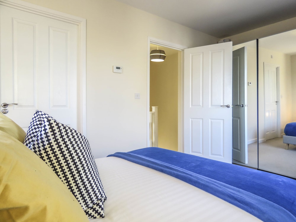 Tudors eSuites Birmingham Townhouse Private Garden Free Parking view 5