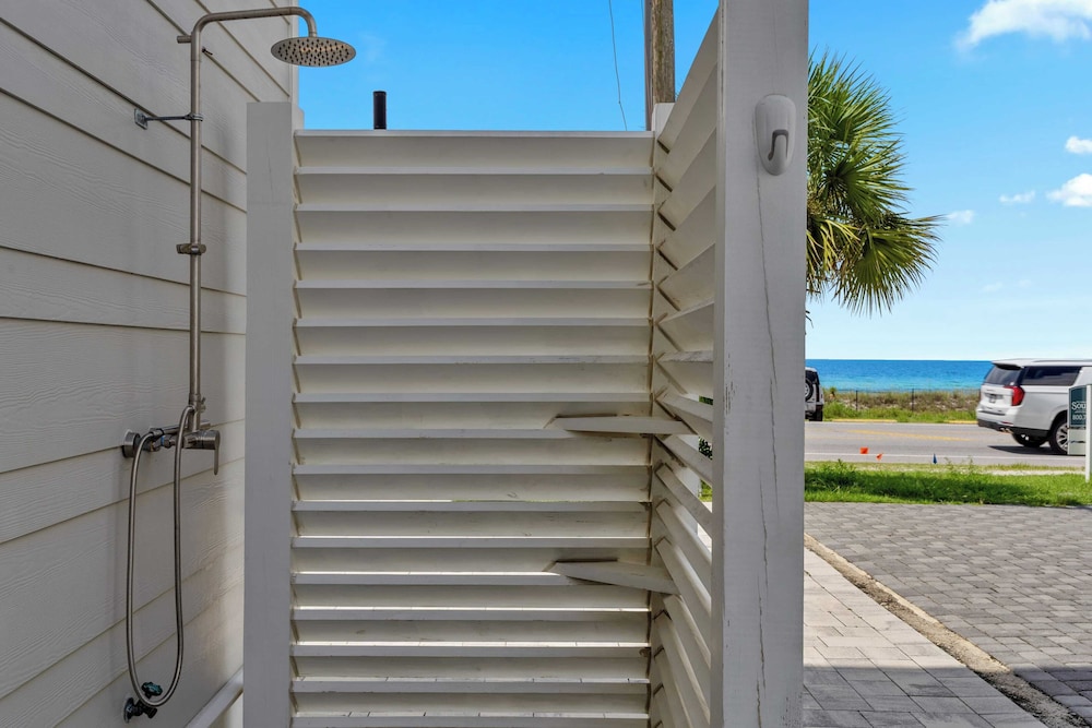 Gulf Views, Pool, Rooftop Lounge & Private Beach Heavenly Day by Avantstay