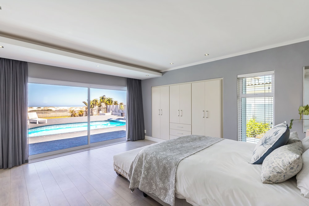 Beachfront, Private Pool, Pizza Oven, Pool Table, Fast Internet, Family Friendly