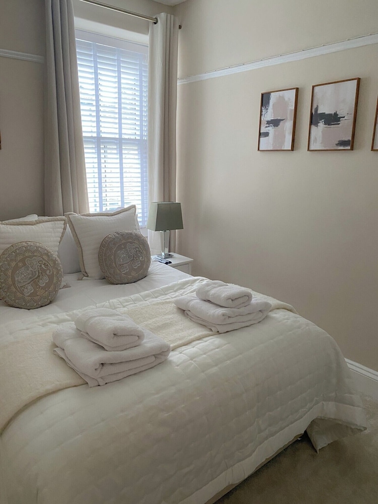 Luxury Townhouse Retreat in Kendal w/ Free Parking