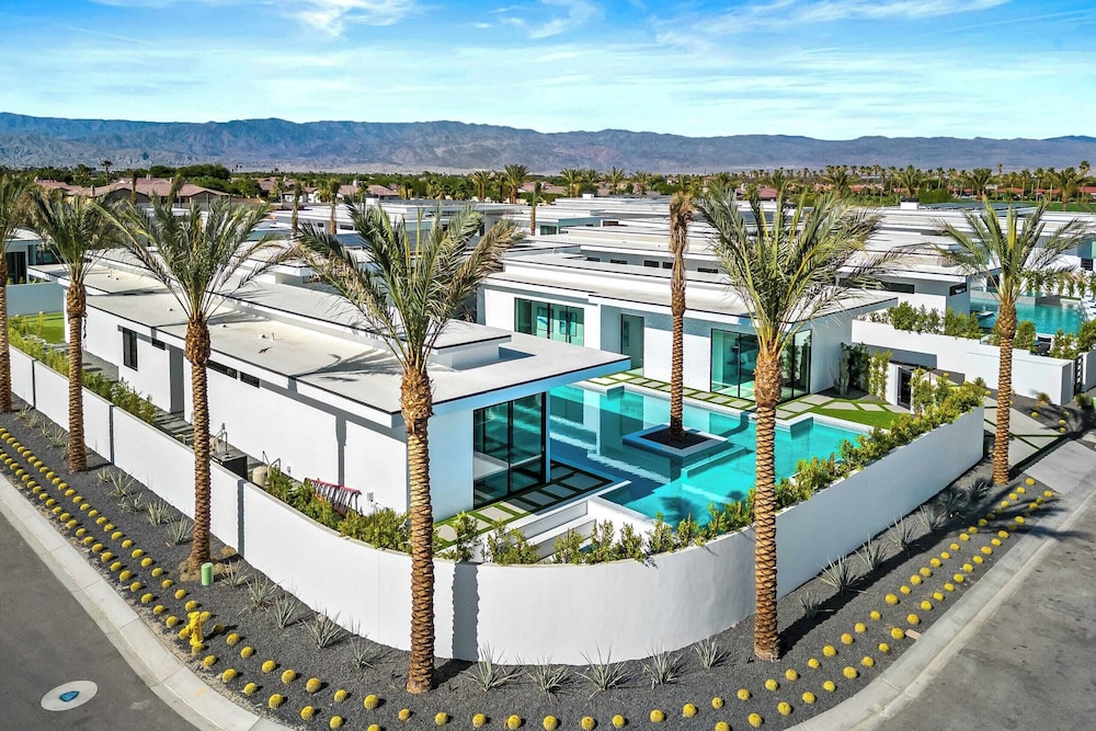 Sleeps 20 Pool, Hot Tub, & Pickleball Stay in Indio Bravo Villa #9