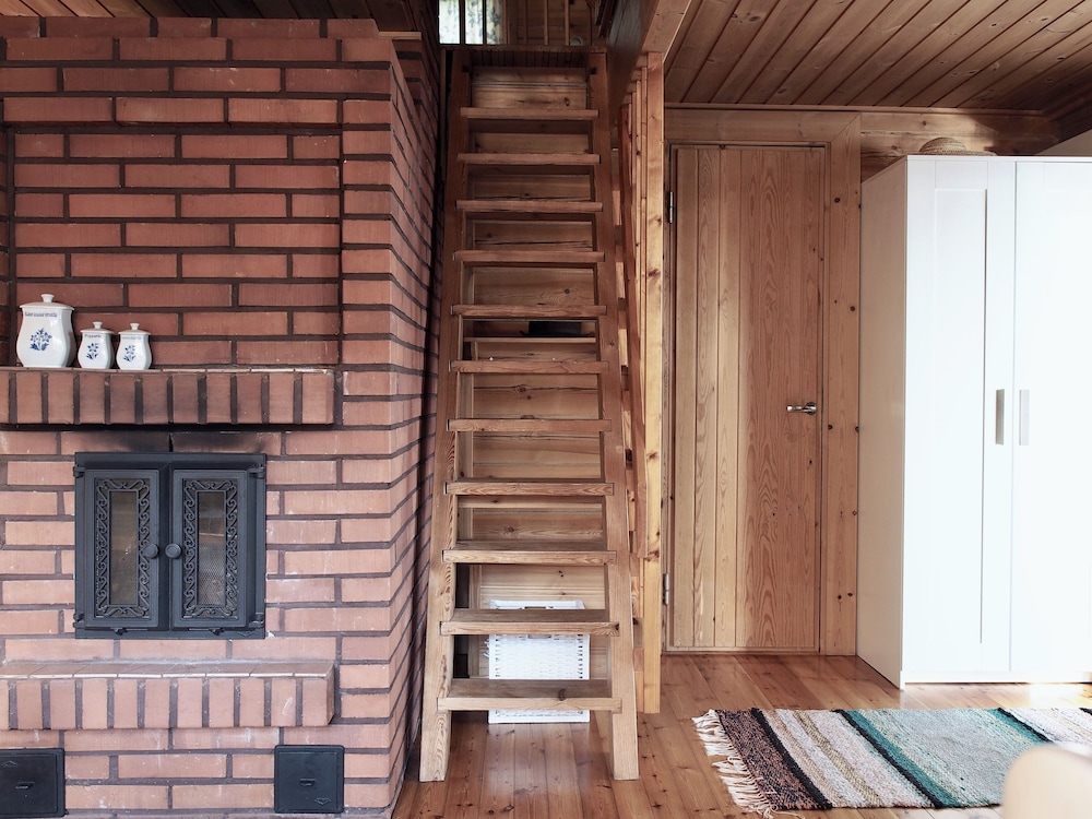 Cozy 4BR Lakeside Cottage with Sauna