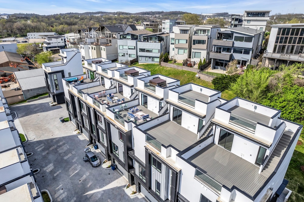 Luxury Stay With Rooftop Views in Prime Location view 5