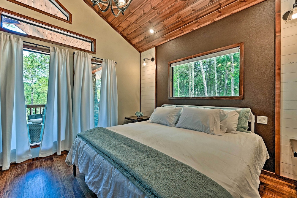 Romantic Broken Bow Studio: Fire Pit, Pets Welcome view 5