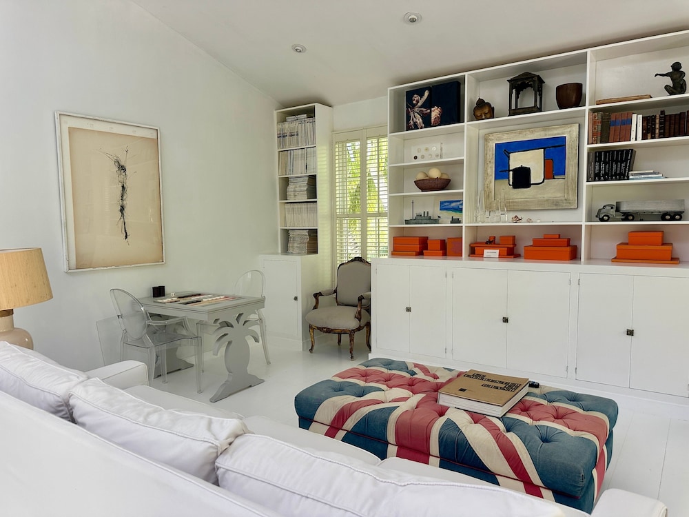 Hibiscus Hill Cricket Pavilion - Retreat Near Pink Sand Beach 2 Bedroom Cottage