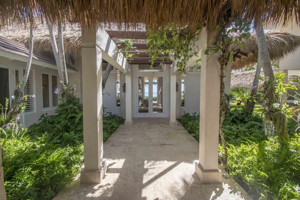 Ocean Front Luxury Villa in Golf and Beach Resort view 4