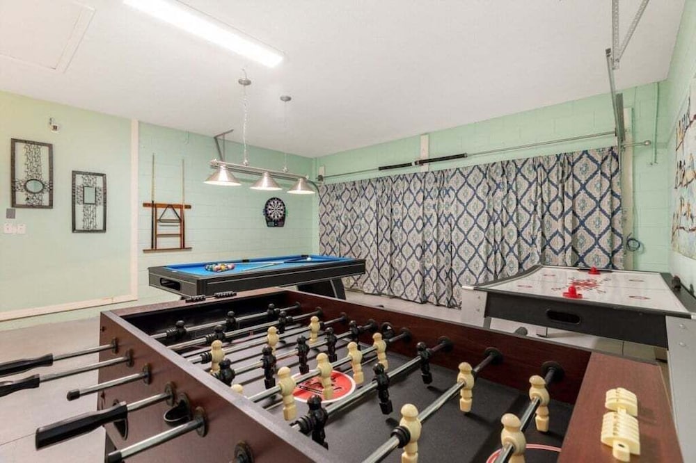 Luxury 4br Retreat W/ Pool, Game Room Near Disney 4 Bedroom Villa