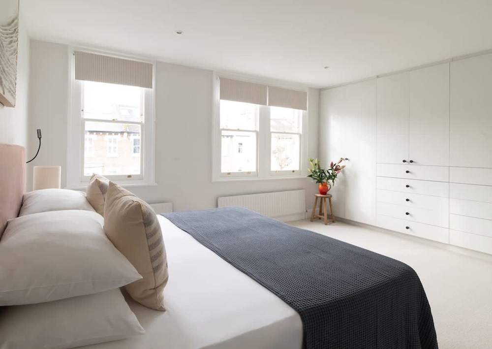 Luxury 5-bedroom Town House in Brook Green Central London