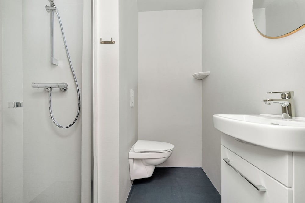 Central Guest House - Private Bathroom
