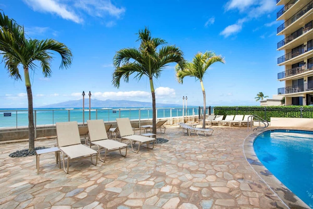 Spacious Oceanfront Hideaway Ground-level Paradise