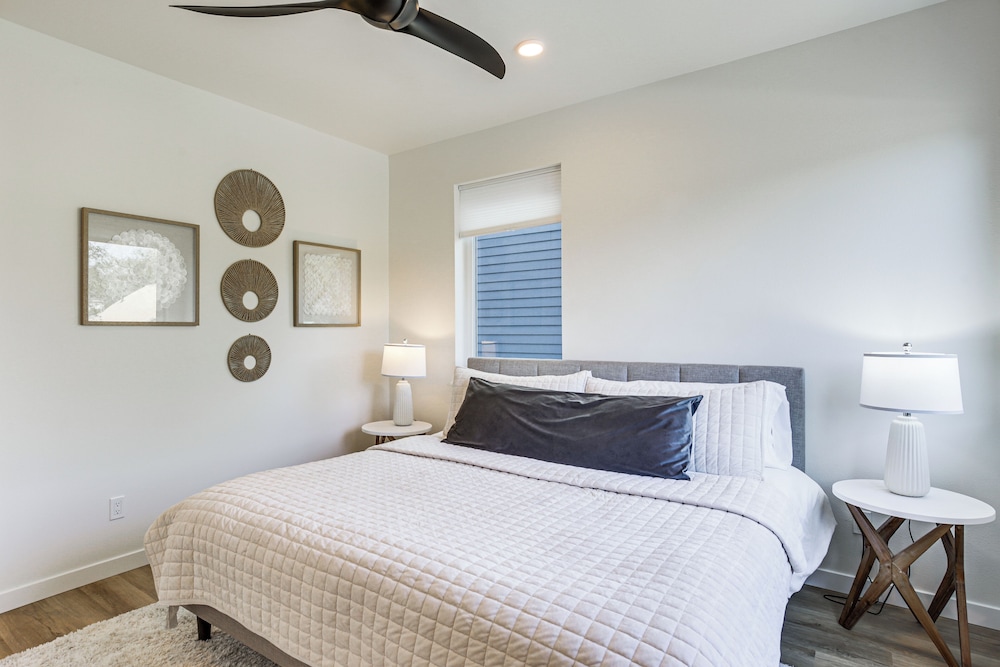 Walk to Beaches: Modern Townhome in Lincoln City!